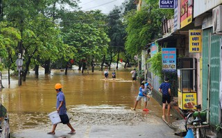 Nước sông Hương đang rút nhưng cảnh báo tái ngập