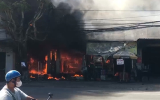CLIP: Cháy ngùn ngụt trong ngôi nhà đối diện khu du lịch Bửu Long