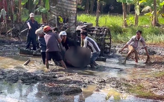 Người đàn ông bị máy cày lật đè tử vong