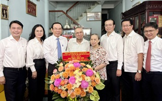 Bí thư Thành ủy TP HCM Nguyễn Văn Nên thăm nhà giáo tiêu biểu