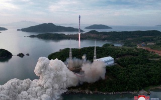 Triều Tiên bất ngờ phóng vệ tinh do thám trước ngày thông báo