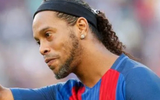 Ronaldinho gần như sạch túi, nợ hàng triệu USD