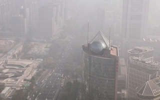 Châu Á hứng lạnh giá, sương mù ô nhiễm