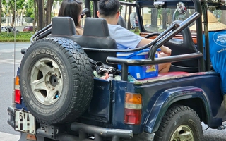 Phát hiện bất ngờ từ xe jeep chở khách ở trung tâm TP HCM
