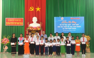Trao 100 học bổng cho học sinh, sinh viên dân tộc thiểu số Ninh Thuận