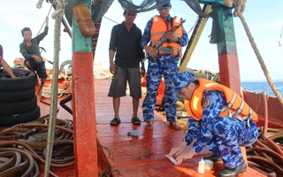 Cảnh sát biển bắt giữ tàu cá vận chuyển trái phép 50.000 lít dầu