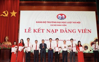 Trường ĐH Luật Hà Nội kết nạp 77 sinh viên ưu tú vào Đảng