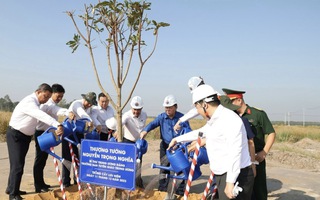 Trưởng Ban Tuyên giáo Trung ương trồng cây tại dự án nông nghiệp công nghệ cao ở Tây Ninh