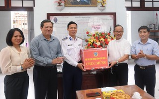 Bộ Tư lệnh Vùng Cảnh sát biển 2 thăm, tặng quà bà con giáo dân Bình Định