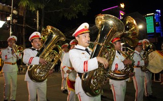 CLIP: Đoàn nghi lễ Công an nhân dân biểu diễn tại bến Ninh Kiều
