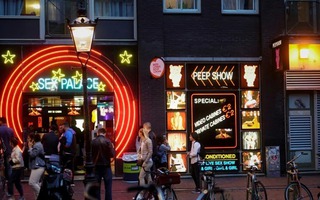 Amsterdam công bố kế hoạch dời phố đèn đỏ