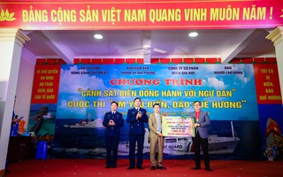 Báo Người Lao Động trao tặng 1.000 lá cờ Tổ quốc tại Hải Phòng