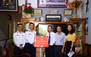 Vùng Cảnh sát biển 2 thăm, tặng quà dịp Giáng Sinh ở Quảng Ngãi