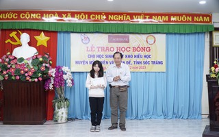 Trao học bổng cho các học sinh vượt khó hiếu học tỉnh Sóc Trăng