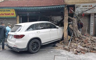 Người phụ nữ lái xe Mercedes tông thẳng vào ngôi nhà cổ
