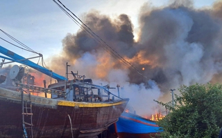 Đang cháy lớn tại xưởng đóng tàu ở Phan Thiết, lãnh đạo Bình Thuận rời họp đến hiện trường