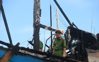 Cảnh sát bay flycam khám nghiệm vụ cháy hàng loạt tàu cá Bình Thuận