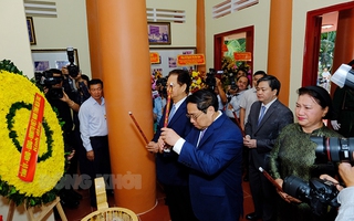 Thủ tướng dâng hương, dâng hoa Đền thờ đồng chí Huỳnh Tấn Phát