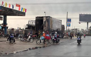 Xe tải và container đậu sát cây xăng bốc cháy ngùn ngụt ở Quảng Nam
