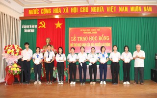 Báo Người Lao Động trao học bổng cho 50 học sinh khó khăn Ninh Thuận