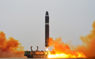 Triều Tiên bất ngờ phóng tên lửa có khả năng bay tới Mỹ