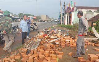 Tai nạn 16 người thương vong ở Quảng Nam: 2 phụ nữ đứng bốc gạch may mắn thoát chết