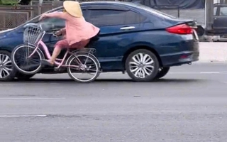 Tiết lộ bất ngờ về người phụ nữ đi xe đạp hồng gây bão mạng xã hội