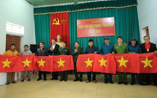 Trao tặng 10.000 lá cờ Tổ quốc tại tỉnh Nghệ An
