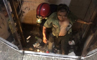 Một người đàn ông kẹt tay tại cửa thang máy ở quận 8
