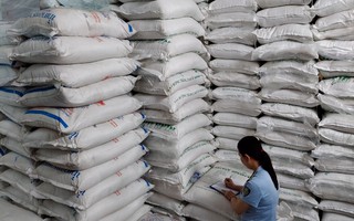 TP HCM: Bắt giữ gần 40 tấn đường cát nghi nhập lậu gần chợ Bình Tây