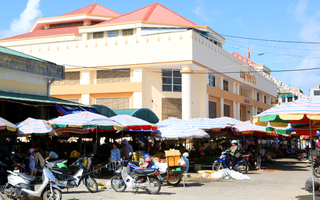 Hai nữ tiểu thương xô xát, một người bị đâm tử vong