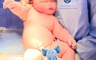 Bé trai chào đời nặng gần 5,8kg, tương đương trẻ 2 tháng tuổi