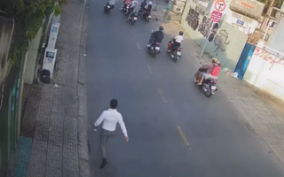 CLIP: Người đàn ông ở TP HCM bất lực chạy bộ đuổi theo kẻ cướp