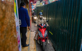 Người dân vất vả di chuyển trên đoạn đường chỉ hơn 1 m cả vỉa hè ở Hà Nội