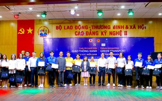 Sinh viên trổ tài tranh biện