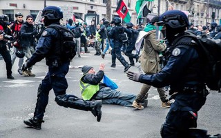 Pháp ngày càng "nóng" vì cải cách lương hưu của Tổng thống Macron