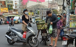 Vì sao dừa tươi rẻ bèo giữa mùa nắng nóng gay gắt?