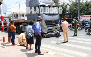 CLIP: Hiện trường người đàn ông lọt vào gầm xe tải ở Vĩnh Long