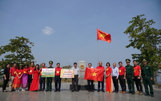 Trao tặng tỉnh Kon Tum 15.000 lá cờ Tổ quốc