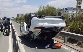 Ôtô "phơi bụng" trên cao tốc TP HCM - Long Thành - Dầu Giây, 2 người đi cấp cứu