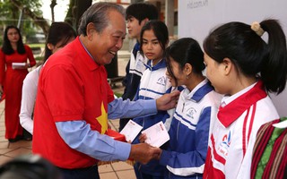 "Em hứa sẽ thành người có ích..."