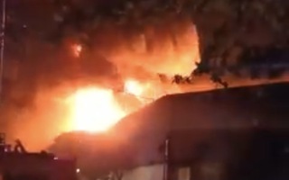 Phong tỏa hiện trường vụ cháy nhà và công ty trong hẻm ở quận 12