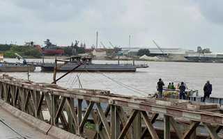 Tàu Việt Á 3.000 tấn va trụ cầu, nhân viên điều hành cầu phao rơi xuống sông mất tích