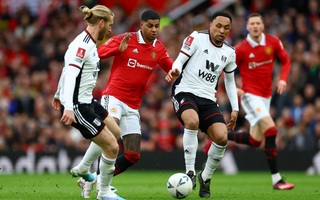 Trọng tài "hại" Fulham, Man United thoát hiểm ở tứ kết FA Cup