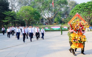 Đoàn đại biểu TP HCM và các tỉnh dâng hương tưởng niệm Chủ tịch Hồ Chí Minh