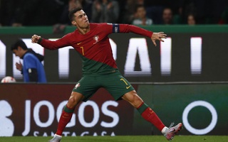 Lập kỷ lục siêu đỉnh, Ronaldo vẫn bị chê yếu bóng vía
