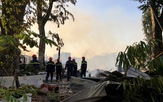 CLIP: Cháy nhà ở Thủ Đức, nhiều người tháo chạy