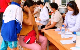 Bệnh ghẻ "tấn công" bản làng heo hút Quảng Ngãi
