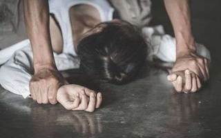 Bé gái 14 tuổi bị 2 nam thanh niên đưa vào nhà nghỉ xâm hại tình dục