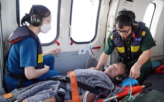 Trực thăng bay gần mặt biển đưa bệnh nhân đột quỵ từ đảo về đất liền cấp cứu